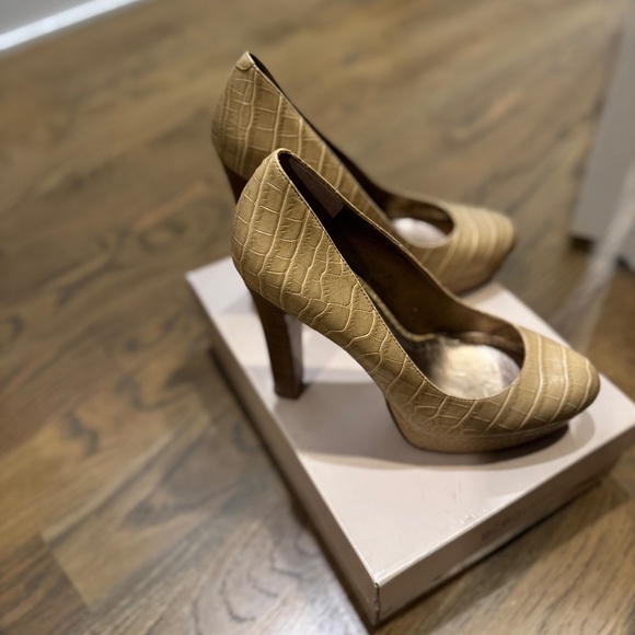 BCBG- BG JODIE Barley colored Croco Pumps, Size 8 1/2 - Picture 2 of 4